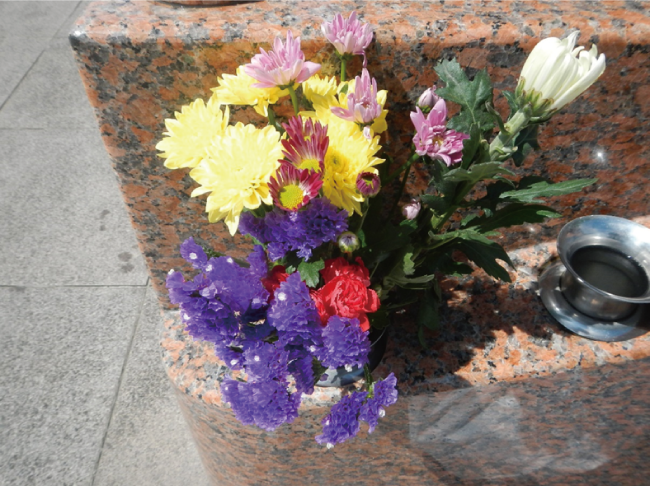 7月供養塔献花を行いました